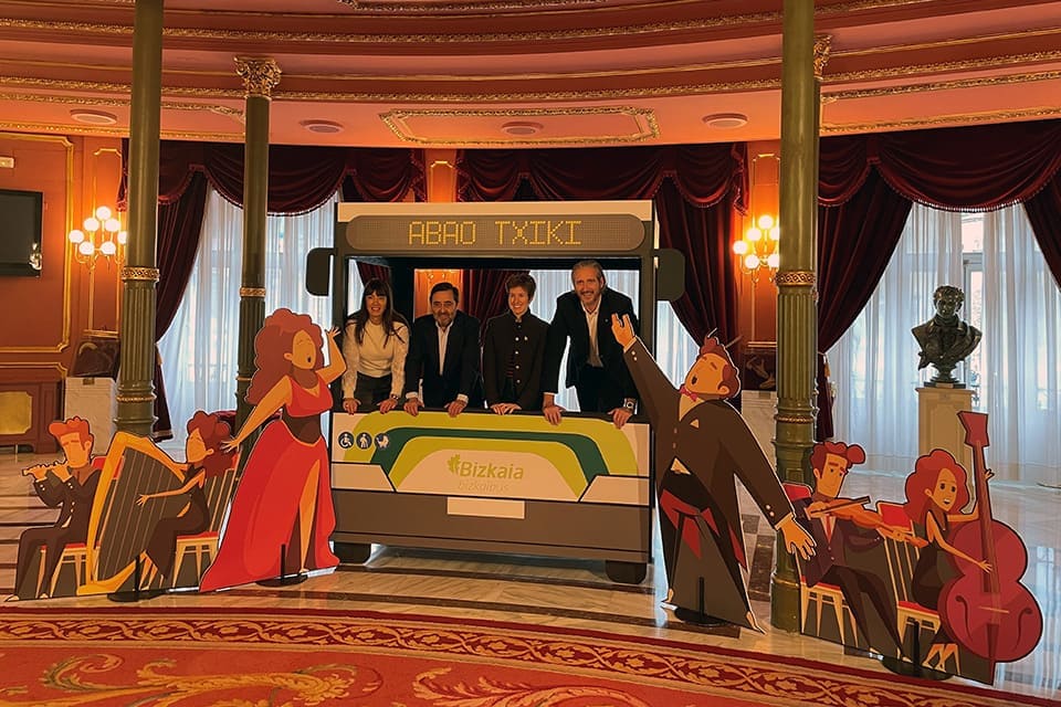 ABAO Txiki, una iniciativa que fomenta la participación infantil en la ópera mediante actividades creativas y divertidas.