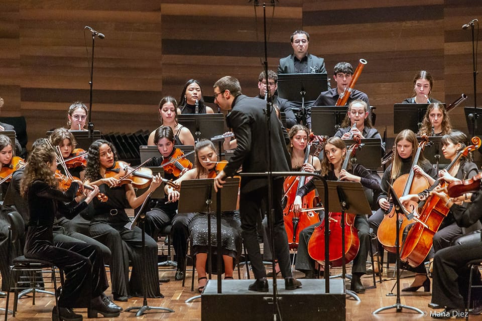 Emocionante colaboración entre la Joven Orquesta Leonesa y la Cofradía del Dulce Nombre en una celebración musical única.
