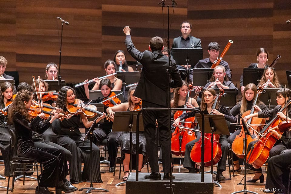 Emocionante colaboración entre la Joven Orquesta Leonesa y la Cofradía del Dulce Nombre en una celebración musical única.