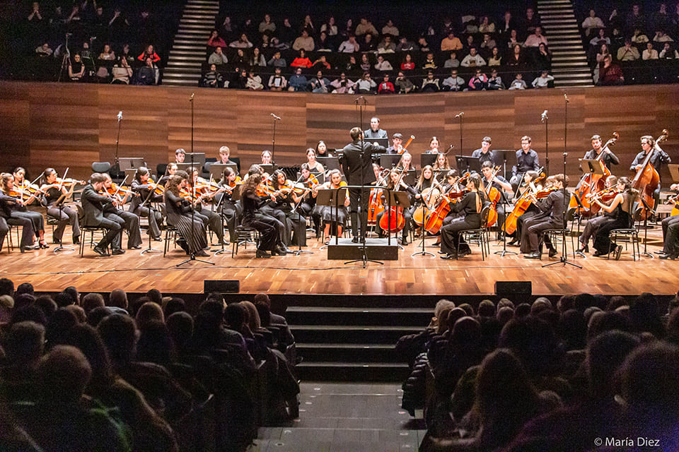Emocionante colaboración entre la Joven Orquesta Leonesa y la Cofradía del Dulce Nombre en una celebración musical única.