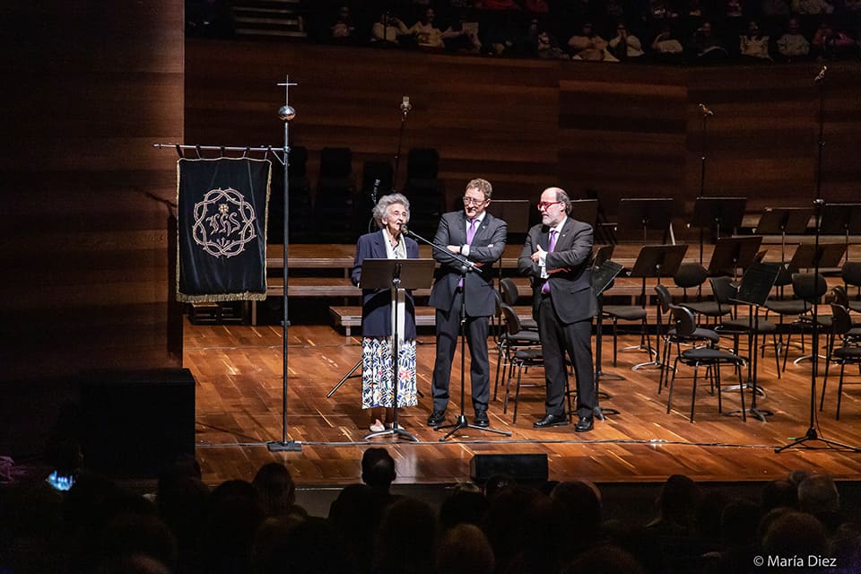 Emocionante colaboración entre la Joven Orquesta Leonesa y la Cofradía del Dulce Nombre en una celebración musical única.
