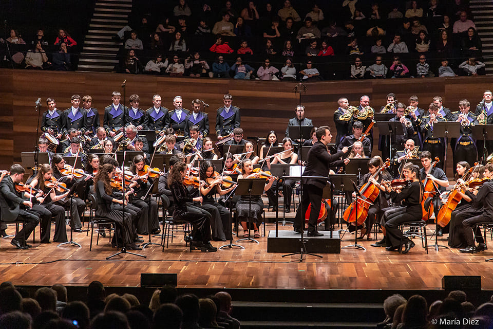 Emocionante colaboración entre la Joven Orquesta Leonesa y la Cofradía del Dulce Nombre en una celebración musical única.