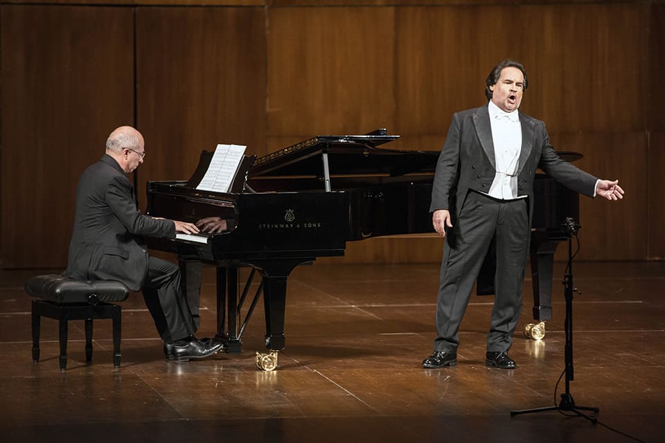 El tenor José Bros en el Teatro de la Zarzuela, donde celebra su vida dedicada a la lírica con una actuación inolvidable.