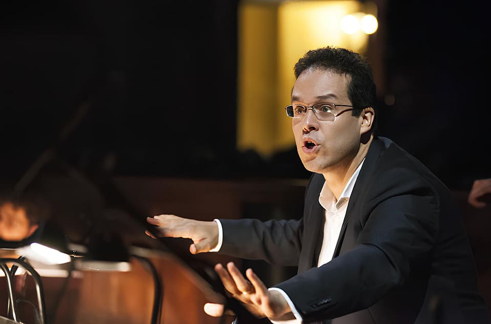 Leonardo García Alarcón ha sido galardonado con el International Classical Music Awards como Mejor Artista del Año, un reconocimiento a su excepcional talento musical.