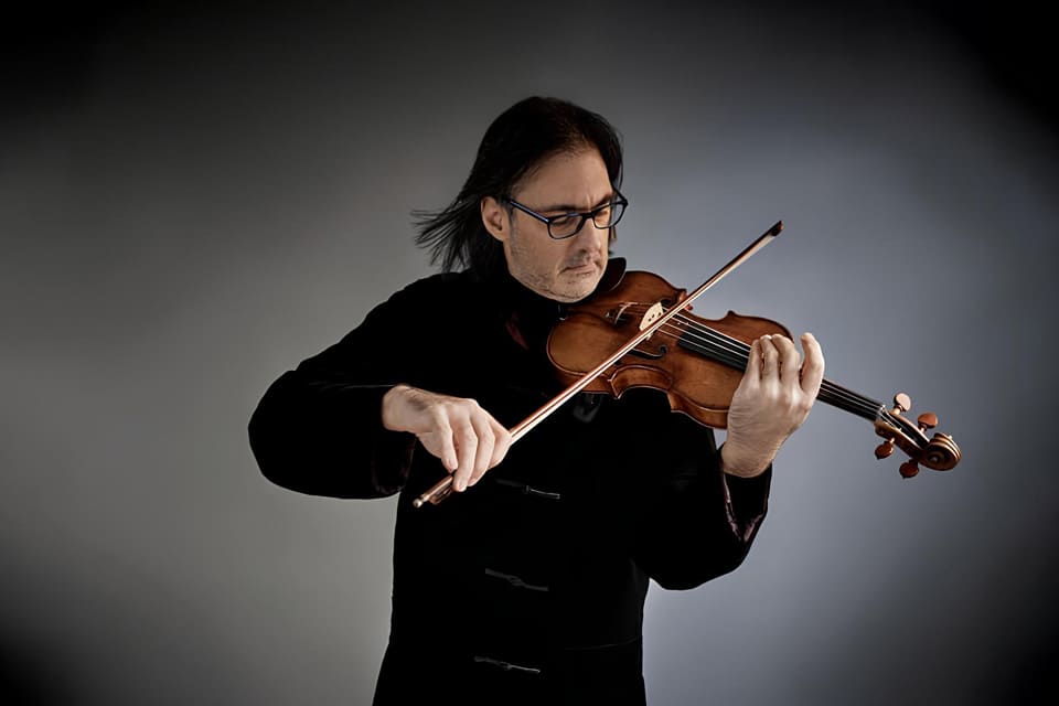Leonidas Kavakos, destacado violinista, brilla en la edición del FIMC. Acompáñanos para disfrutar de su talento excepcional y su música cautivadora.