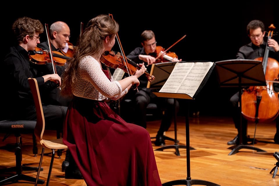 Disfruta de una nueva Sesión Musethica con el talentoso trompista José Vicente Castelló y el quinteto Thédak Ensemble. La música te espera.