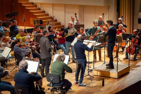 Disfruta del concierto sinfónico de Mozart y la Orquesta Ciudad de Granada. Las Sinfonías número 40 y la Sinfonía concertante para vientos. Ensayo con solistas de la OCG