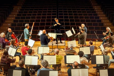 Disfruta del concierto sinfónico de Mozart y la Orquesta Ciudad de Granada. Las Sinfonías número 40 y la Sinfonía concertante para vientos. Ensayo con solistas de la OCG