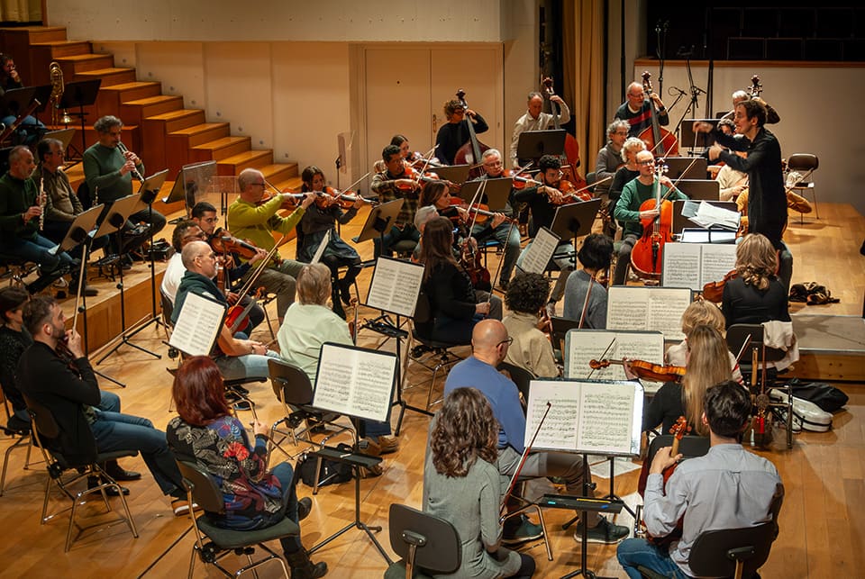 La Orquesta Ciudad de Granada, bajo la batuta del maestro Pablo González, presenta la Séptima sinfonía de Dvořák.