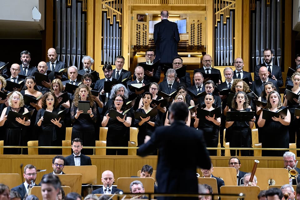 Afkham dirige "Un superviviente de Varsovia" de Schönberg en la OCNE, una obra emblemática que evoca la memoria del Holocausto.