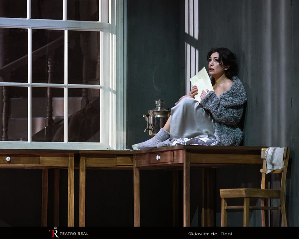 Descubre la obra maestra de Chaikovski, Eugenio Oneguin, en el Teatro Real. Una nueva producción aclamada que te cautivará.