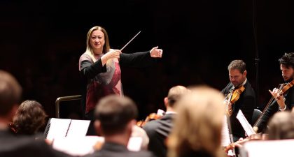 La maestra Simone Young dirige la OCNE con la infrecuente sinfonía "Canto de la noche" de Szymanowski
