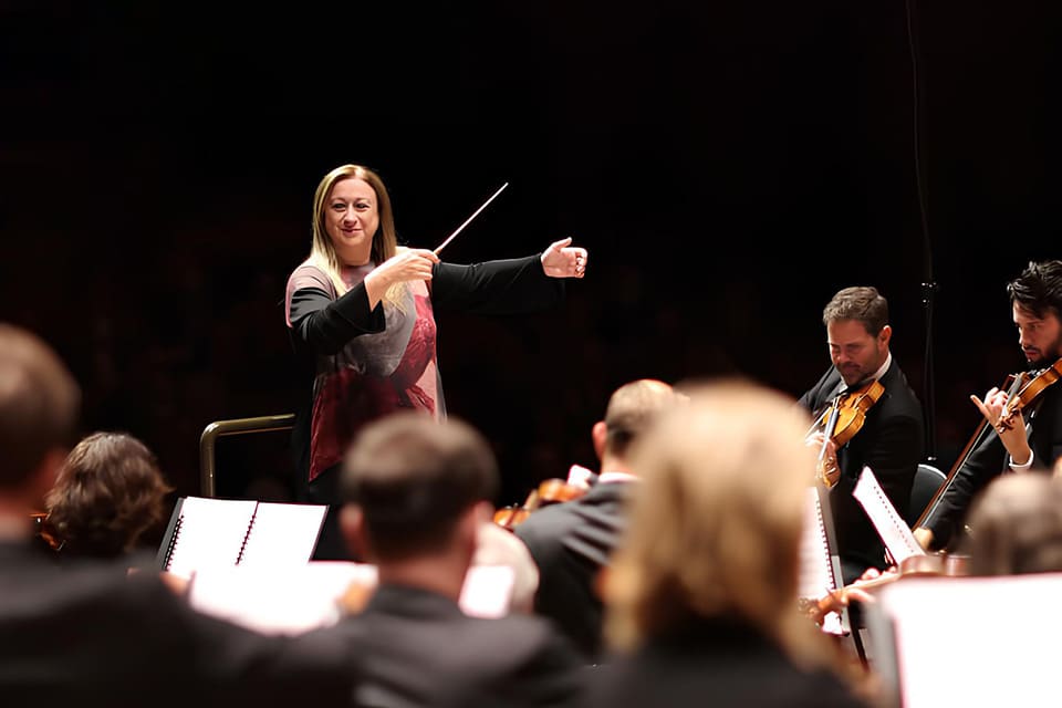 Descubre los primeros conciertos del nuevo año con Simone Young dirigiendo a la OCNE en un programa emocionante con Mozart y Szymanowski.
