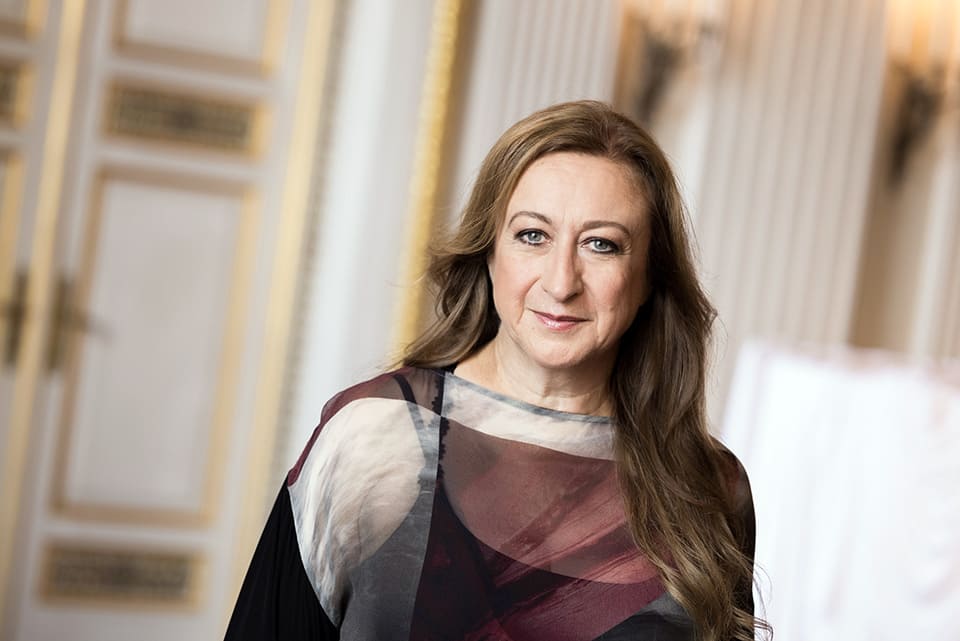 Descubre los primeros conciertos del nuevo año con Simone Young dirigiendo a la OCNE en un programa emocionante con Mozart y Szymanowski.