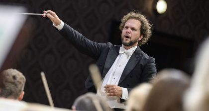 La OFM regresa al Teatro Cervantes en su octavo programa de abono con el checo Tomáš Brauner en el pódium