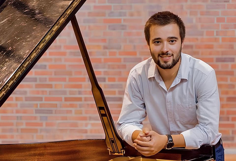 Emocionante concierto de la Real Filharmonía de Galicia. Descubre la magia de Rhapsody in Blue y otras piezas americanas en este evento musical único.