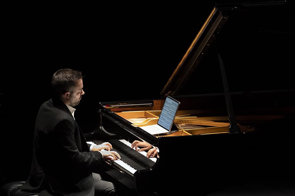 Emocionante concierto de la Real Filharmonía de Galicia. Descubre la magia de Rhapsody in Blue y otras piezas americanas en este evento musical único.