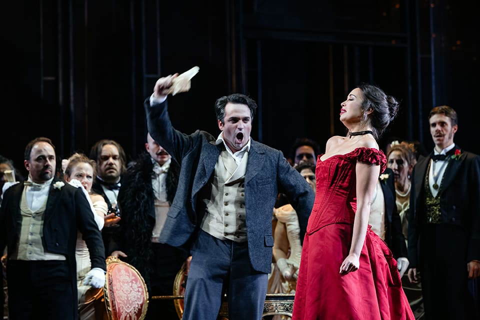 Vuelve La Traviata de Verdi al Gran Teatre del Liceu. Disfruta de una producción innovadora y conmovedora de la historia de Violetta Valéry.