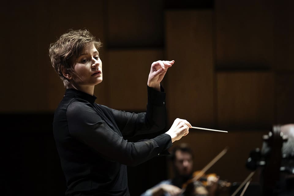 Anja Bihlmaier regresa a la ONE con un repertorio de Coleridge-Taylor, Rajmáninov y Bartók. Una experiencia musical inolvidable.