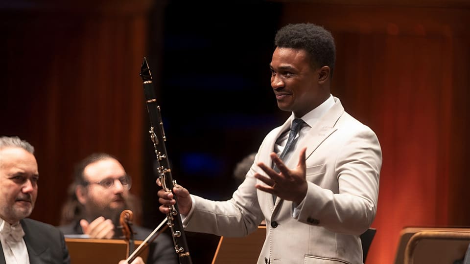 Carlos Ferreira debuta como solista invitado con la Orquesta de Extremadura, ofreciendo una experiencia musical única.