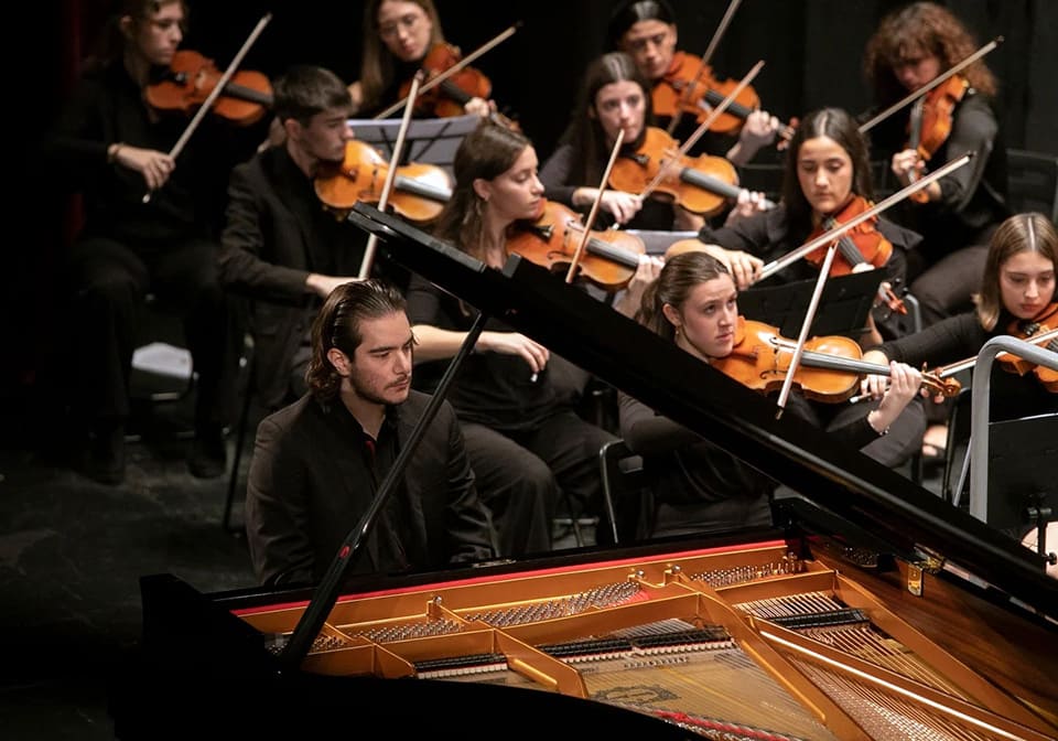 La Orquesta de Córdoba, bajo la dirección del maestro Manuel Hernández Silva, ofrece conciertos inolvidables.