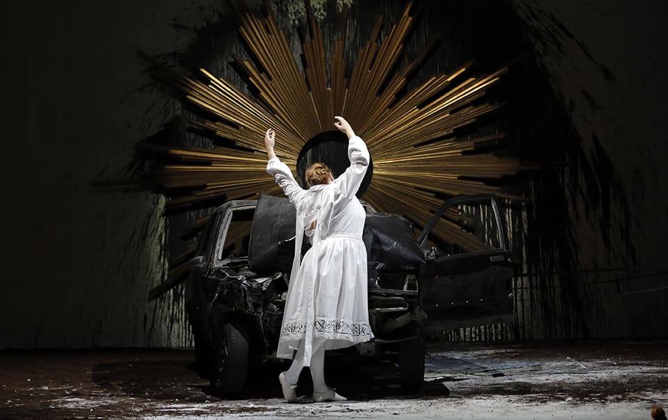 Vive la magia de "Requiem" en el Liceu, la nueva obra de Romeo Castellucci. Una fusión hipnótica de música y visuales inspirada en Mozart.