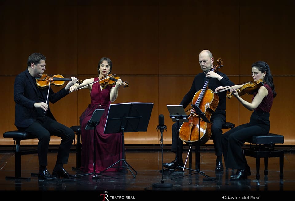 Detalles de la entrega de 62.091 € recaudados en el Concierto "Stradivarius por la DANA" en el Teatro Real. Un gesto de solidaridad y apoyo.
