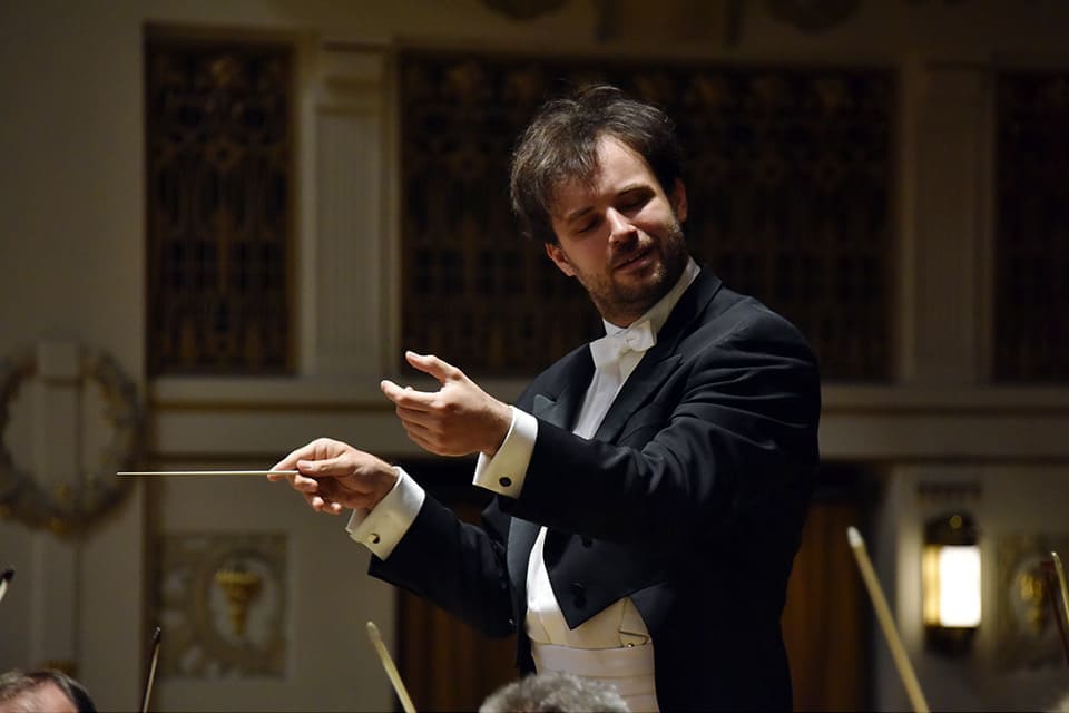 Euskadiko Orkestra conmemora al compositor navarro Pascual Aldave en su próximo concierto en Pamplona, destacando su influencia en la música contemporánea.