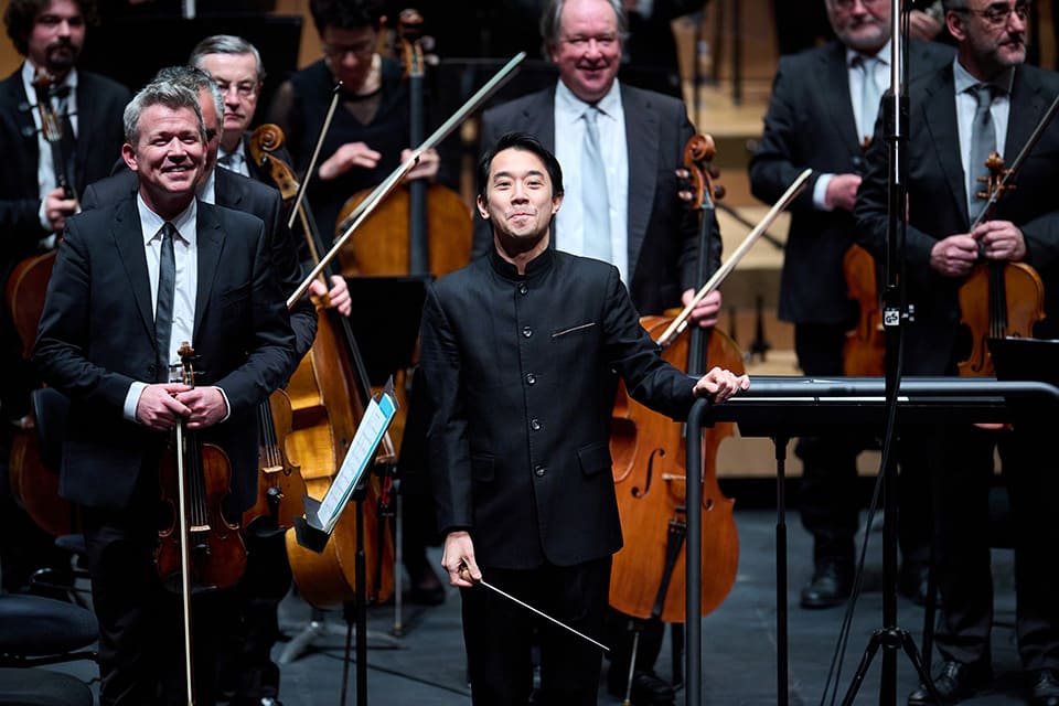 La Orquesta Sinfónica de Navarra y la Coral de Cámara de Pamplona presentan "Jesucristo en la Cruz", una obra conmovedora.