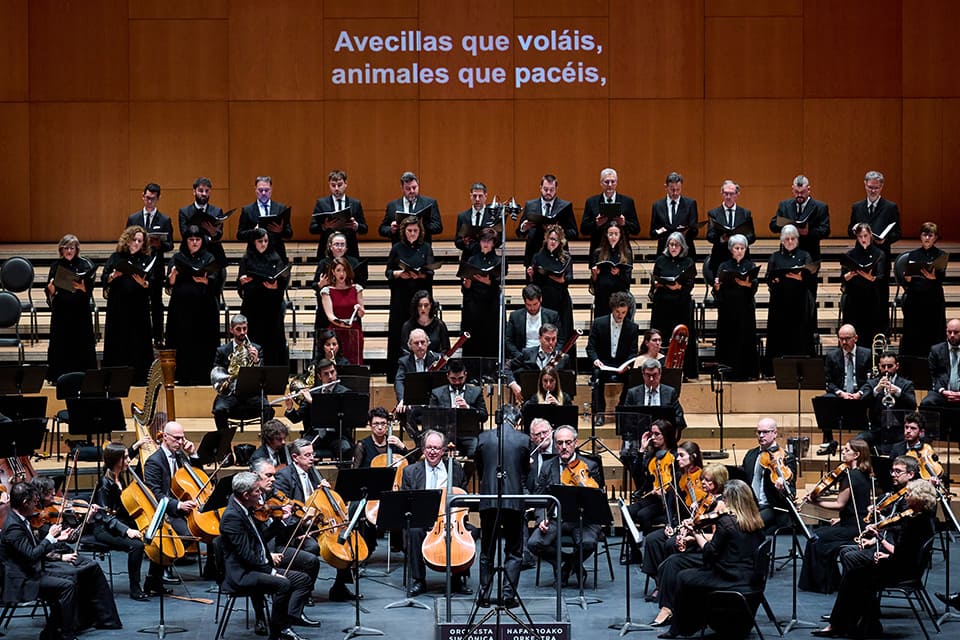 La Orquesta Sinfónica de Navarra y la Coral de Cámara de Pamplona presentan "Jesucristo en la Cruz", una obra conmovedora.
