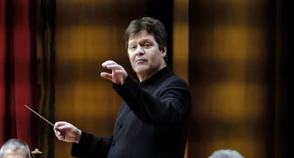 El maestro Manuel Hernández Silva dirige a la Orquesta de Córdoba