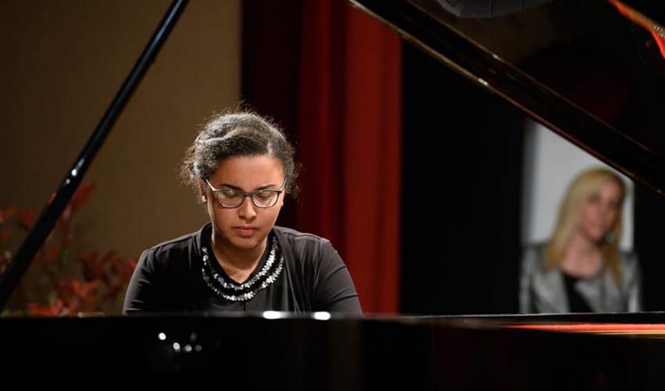 Magia de la música clásica con Baldur Brönnimann y la pianista Mirabelle Kajenjeri en la Real Filharmonía de Galicia.