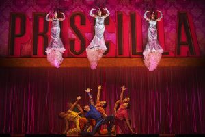 Priscilla, reina del desierto" regresa al Teatro Arriaga. Vive una aventura vibrante con actuaciones deslumbrantes y una historia cautivadora. Priscilla, reina del desierto