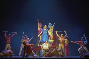 Priscilla, reina del desierto" regresa al Teatro Arriaga. Vive una aventura vibrante con actuaciones deslumbrantes y una historia cautivadora. Priscilla, reina del desierto