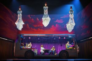 Priscilla, reina del desierto" regresa al Teatro Arriaga. Vive una aventura vibrante con actuaciones deslumbrantes y una historia cautivadora. Priscilla, reina del desierto