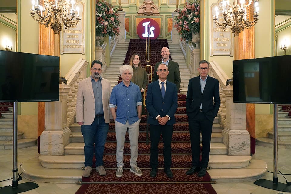 Vive la magia de "Requiem" en el Liceu, la nueva obra de Romeo Castellucci. Una fusión hipnótica de música y visuales inspirada en Mozart.