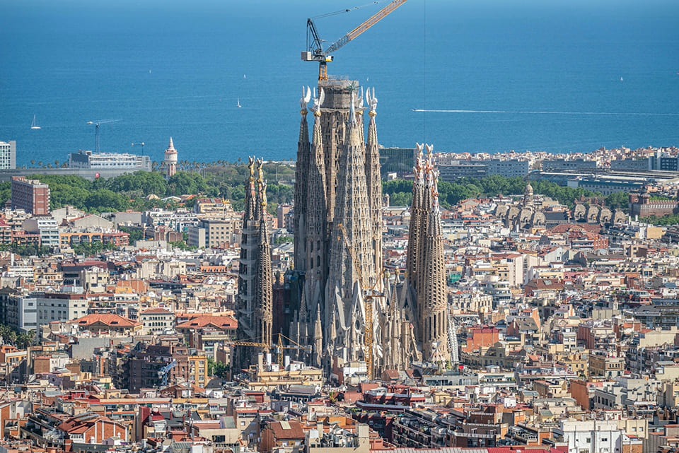 Dos mil jóvenes llenan la Basílica de la Sagrada Familia en el concierto extraordinario del «Requiem» para Under35