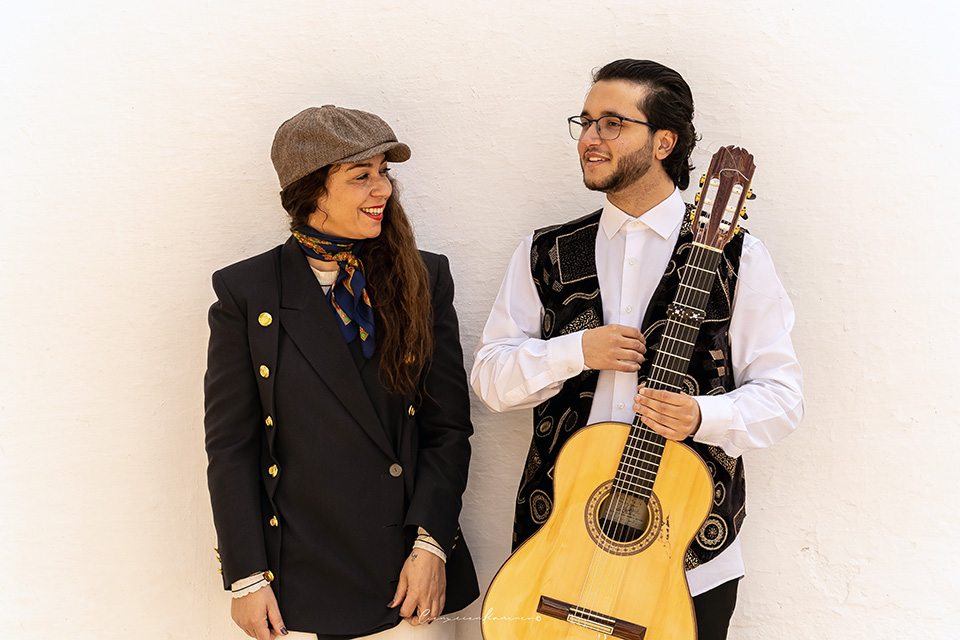 Sandra Carrasco y David de Arahal rinden tributo a Pepe Marchena, explorando su influencia en el flamenco a través de un cautivador espectáculo musical.