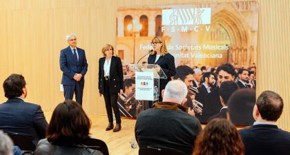 Entrega de los 62.091 € de beneficio del Concierto "Stradivarius por la DANA" realizado en el Teatro Real