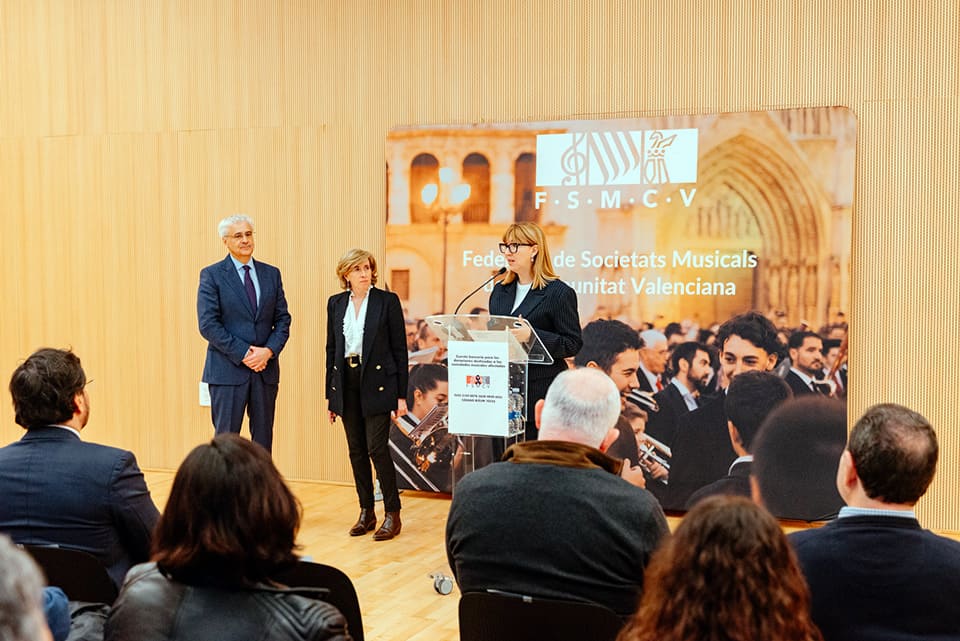 Detalles de la entrega de 62.091 € recaudados en el Concierto "Stradivarius por la DANA" en el Teatro Real. Un gesto de solidaridad y apoyo.