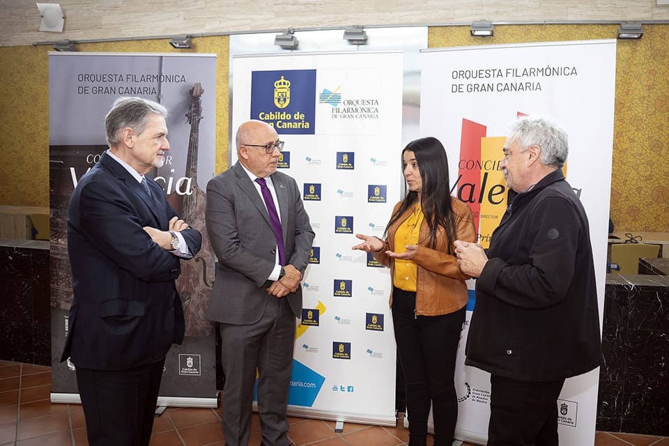 El presidente del Cabildo de Gran Canaria hace entrega del cheque con la recaudación del Concierto por Valencia de la OFGC.