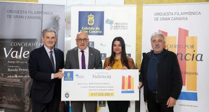 El presidente del Cabildo de Gran Canaria entrega el cheque con la recaudación del Concierto por Valencia de la OFGC