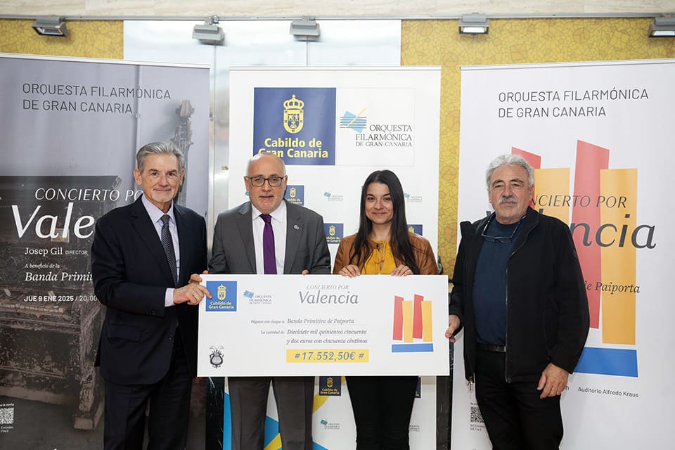 El presidente del Cabildo de Gran Canaria hace entrega del cheque con la recaudación del Concierto por Valencia de la OFGC.