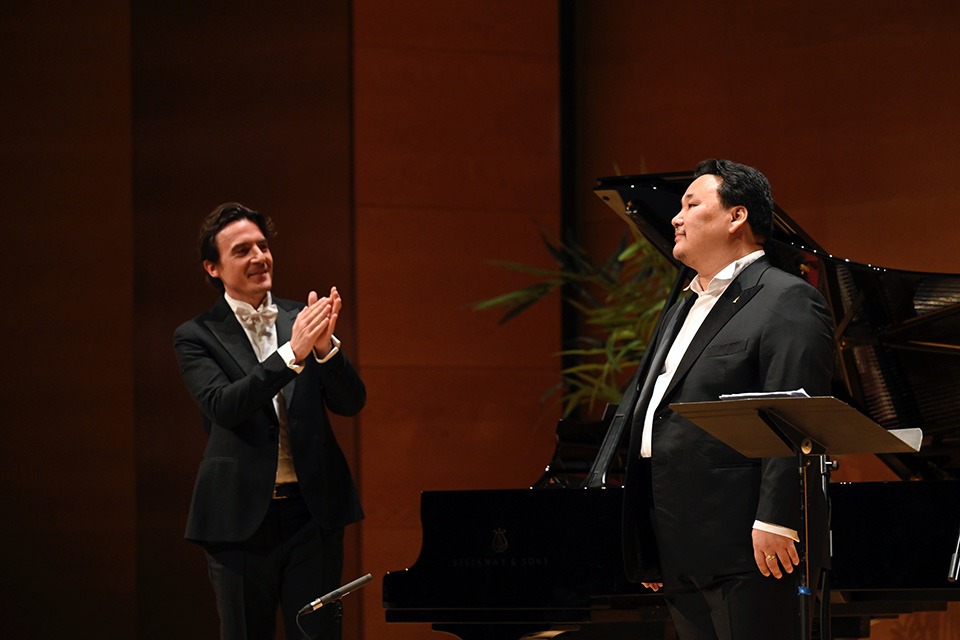 El barítono Amartuvshin Enkhbat logra un triunfo apoteósico en ABAO Bilbao Opera, consolidando su prestigio en el panorama lírico internacional.