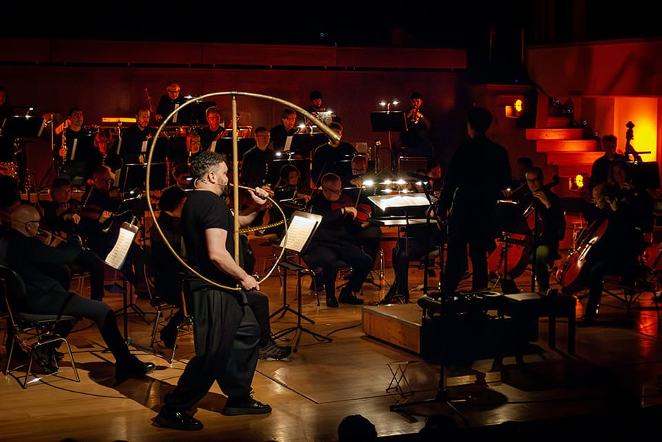 MYTHOS ofrece un viaje musical en el tiempo con Abraham Cupeiro y la Orquesta Ciudad de Granada, combinando conciertos didácticos y familiares en una experiencia única.
