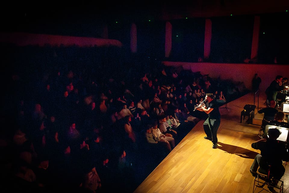 MYTHOS ofrece un viaje musical en el tiempo con Abraham Cupeiro y la Orquesta Ciudad de Granada, combinando conciertos didácticos y familiares en una experiencia única.