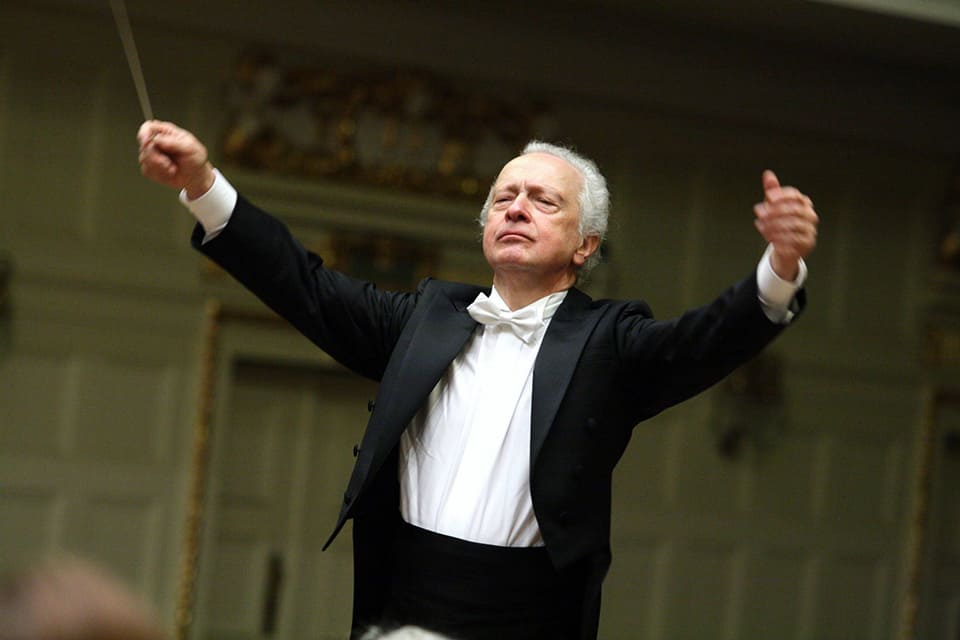 Regresa Antoni Wit a la Orquesta Sinfónica de Navarra, dirigiendo un programa excepcional con las obras maestras de Mendelssohn y Dvořák. Regresa Antoni Wit a la Orquesta Sinfónica de Navarra, dirigiendo un programa excepcional con las obras maestras de Mendelssohn y Dvořák.