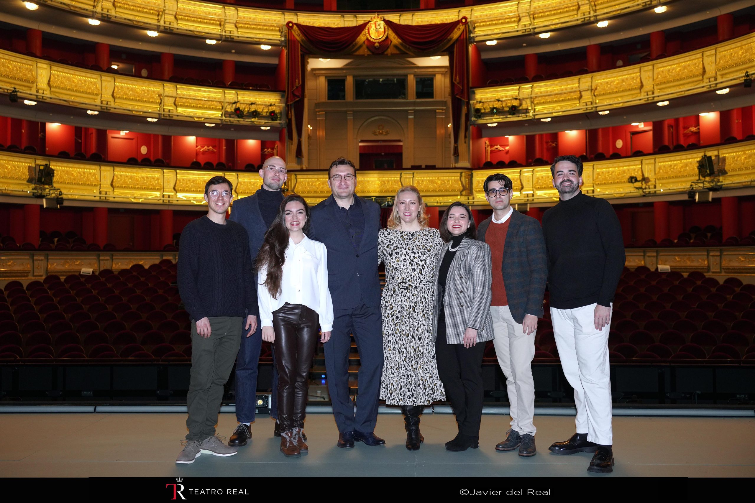 Crescendo celebra cinco años impulsando el futuro de la ópera con innovaciones que fortalecen su evolución. Un referente en la escena operística actual. Joaquín Alducin (ayudante de dirección de escena), Mauro Pedrero (bajo-barítono), Luz García (soprano), Francesco Pio Garasso (tenor), Saioa Hernández (soprano), Lucía Iglesias (soprano), Álvaro Martín (pianista, maestro repetidor) y Pablo Martínez (tenor).