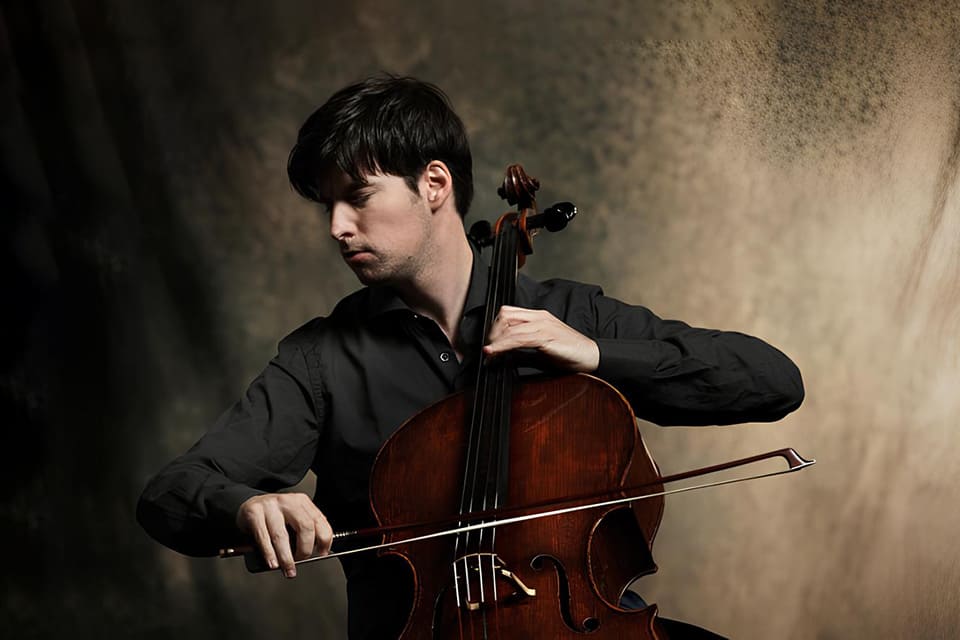 El violonchelista Daniel Müller-Schott protagoniza el nuevo programa de conciertos de Euskadiko Orkestra, ofreciendo destacadas interpretaciones musicales.