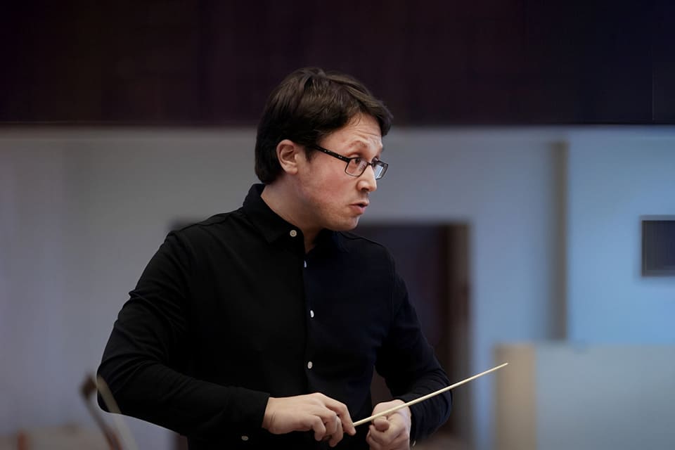 MYTHOS ofrece un viaje musical en el tiempo con Abraham Cupeiro y la Orquesta Ciudad de Granada, combinando conciertos didácticos y familiares en una experiencia única.